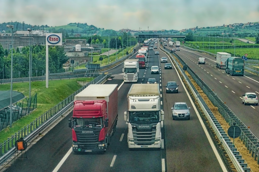 highway-3392100_1920.jpg