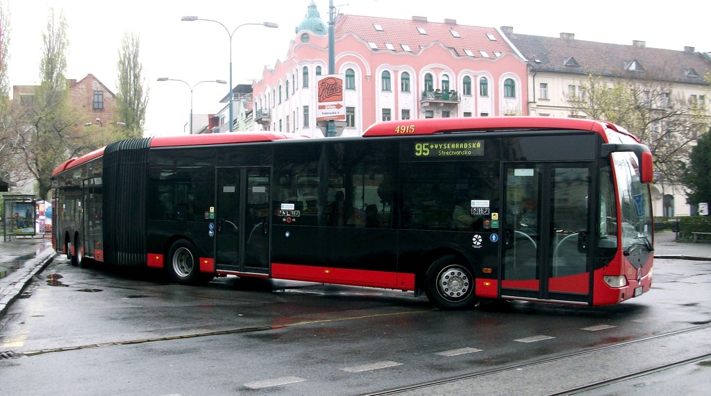 Mercedes-Benz_Capacity_leaving_a_bus_stop,_Bratislava_line_95.jpg