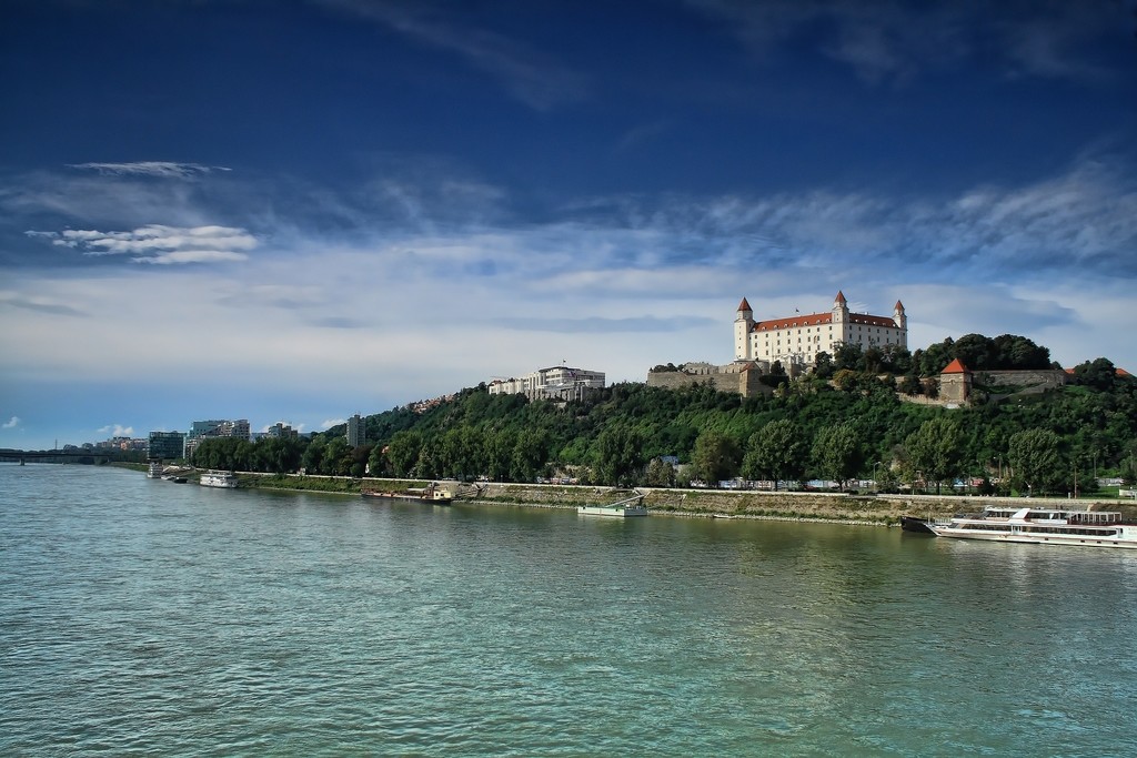 bratislava-g5e99e6eec_1920.jpg