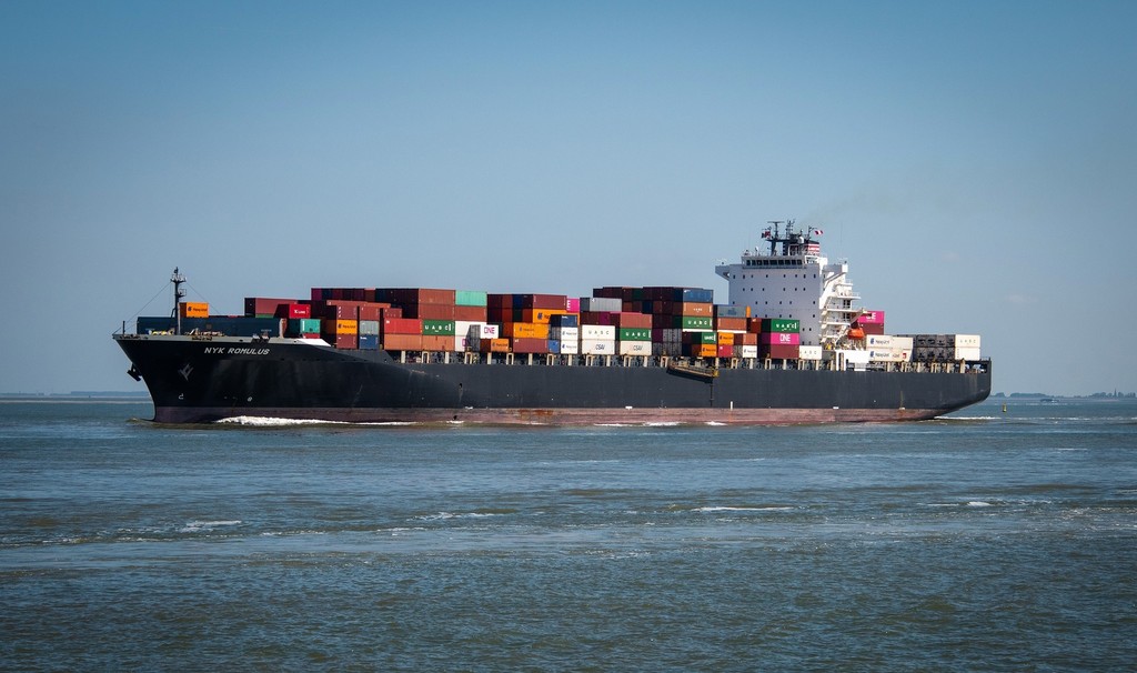 container-ship-gbcd8b1952_1920.jpg