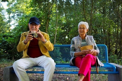 grandma-3655814__340.jpg