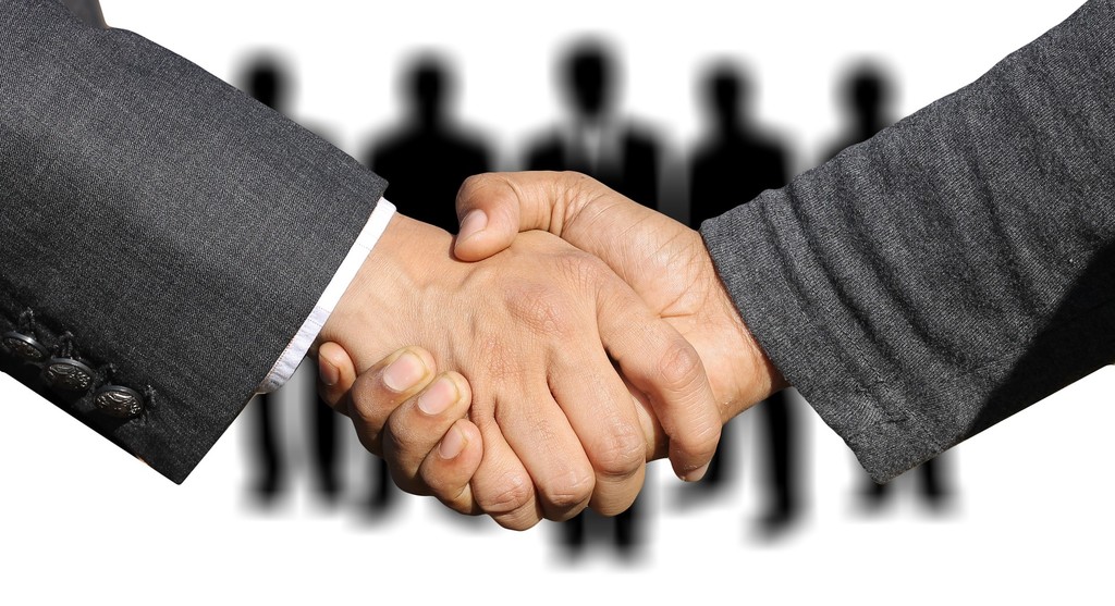 shaking-hands-g6bc910eac_1920.jpg