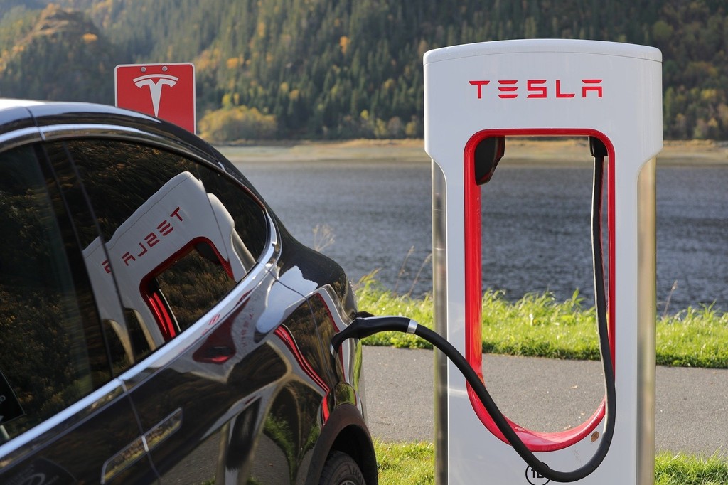 tesla-gd1637e8a9_1920.jpg