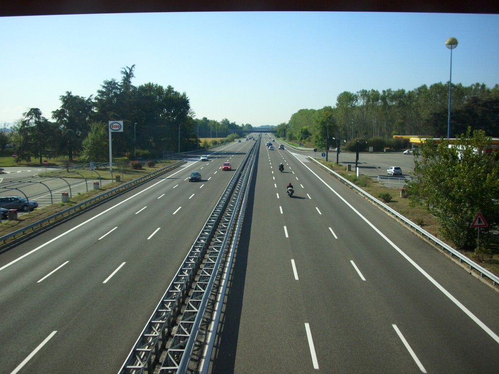 Autogrill_Dorno_-_vista_su_A7.jpg