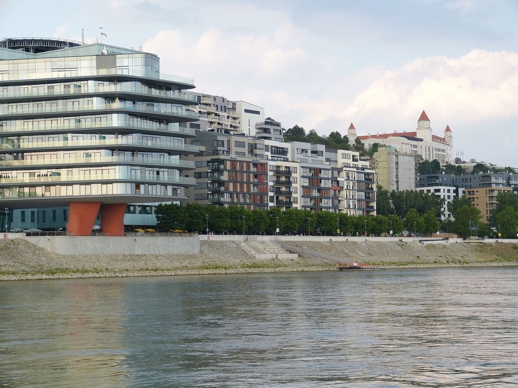 bratislava-2531198_1280.jpg
