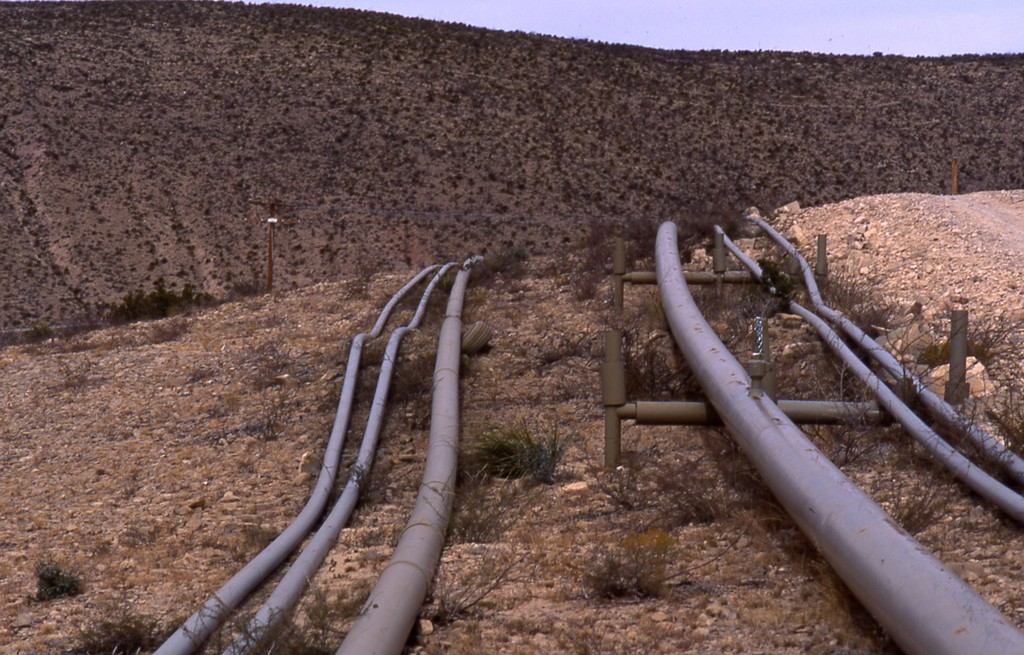 Oil_and_gas_pipeline.jpg