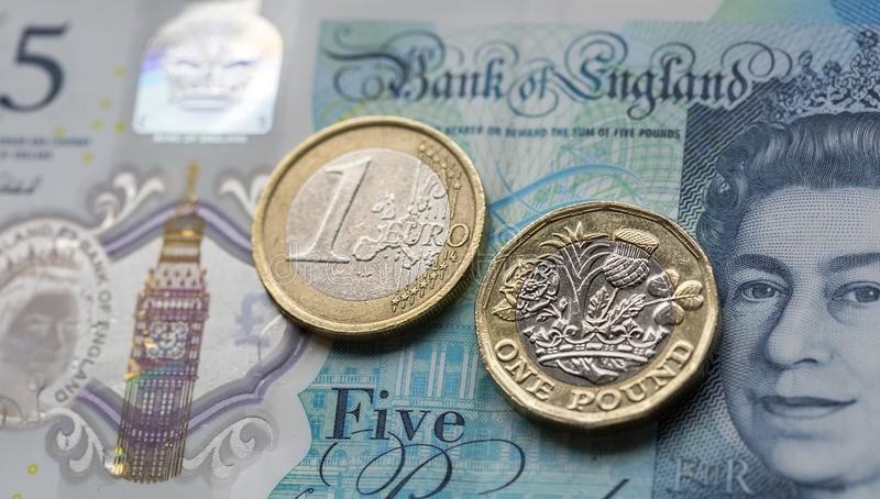 una-euro-moneta-ed-di-sterlina-su-nota-britannica-da-cinque-sterline-un-formato-orizzontale-102343890.jpg