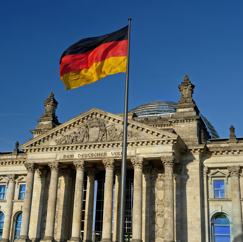 Flag_of_the_Federal_Republic_of_Germany_before_of_the_Reichstag._Berlin,_Germany.jpg