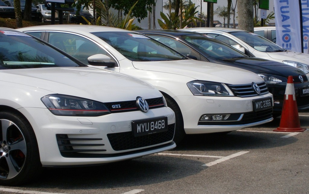 Volkswagen_Test_Drive_Cars_(left_to_right;_Golf_GTi,_Passat_1.8_TSI,_Polo_GTi)_in_Glenmarie,_Malaysia.jpg