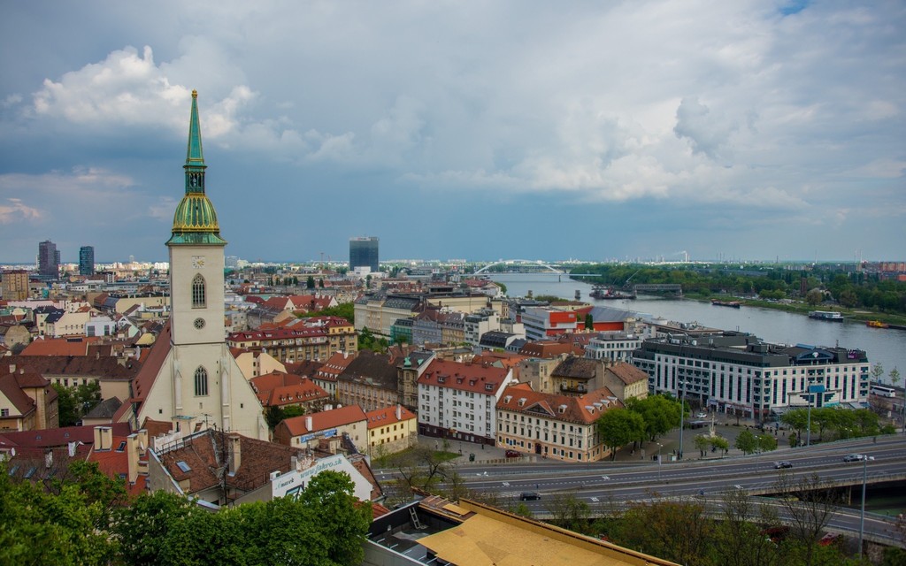 bratislava-slovakiia-panorama-reka-kryshi-zdaniia.jpg