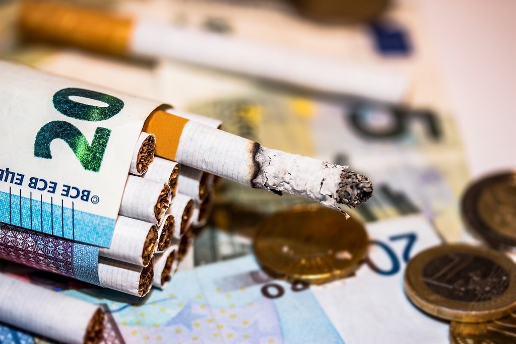 cigarettes_bank_note_rolled_cigarettes_burning_cigarette_ash_euro_notes_unhealthy_harmful-1374127.jpeg