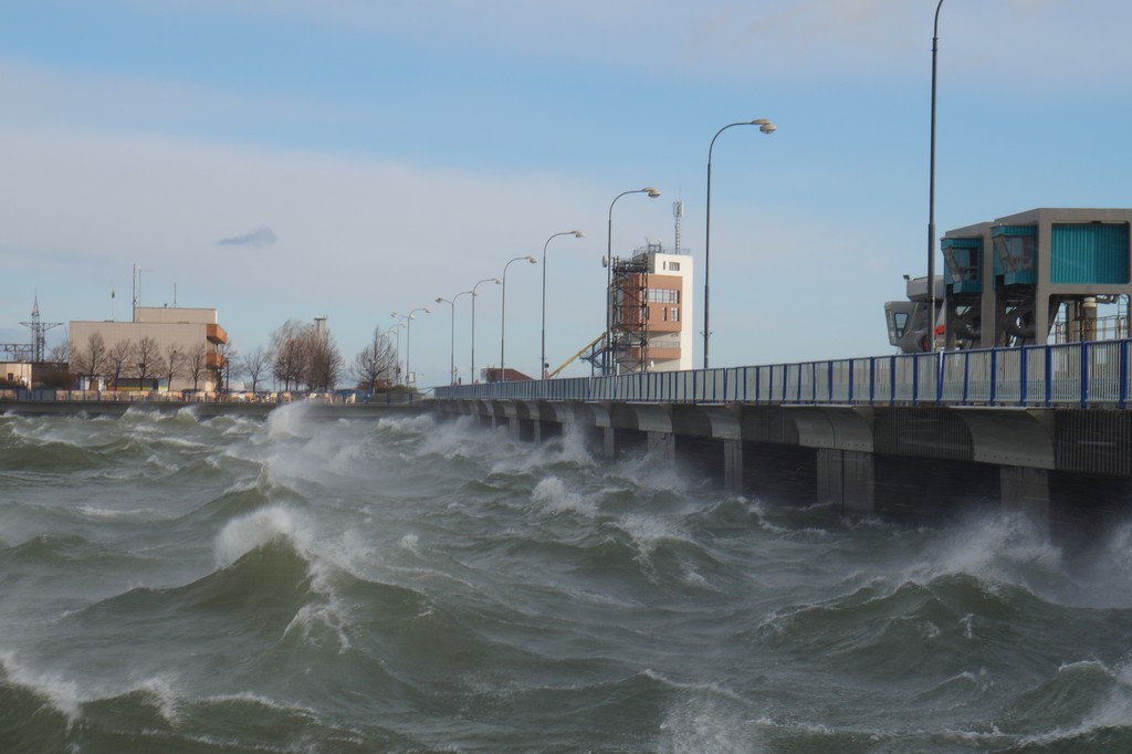 Gabčíkovo–Nagymaros_locks_and_hydroelectric_power_station.jpg