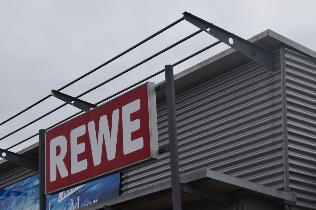 REWE_Logo_an_Gebäúde.jpg