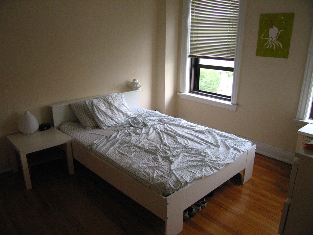 Small_room_-_interior.jpeg