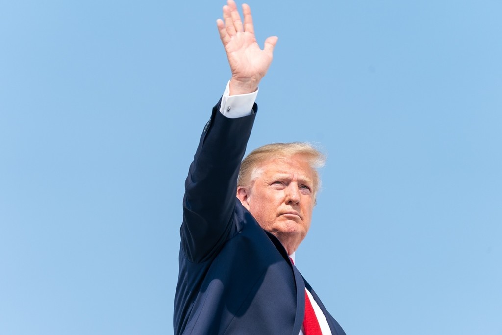 Trump-waving.jpg