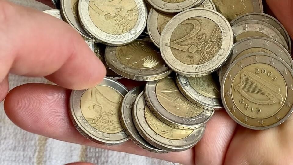 money 2-eurové mince.jpg